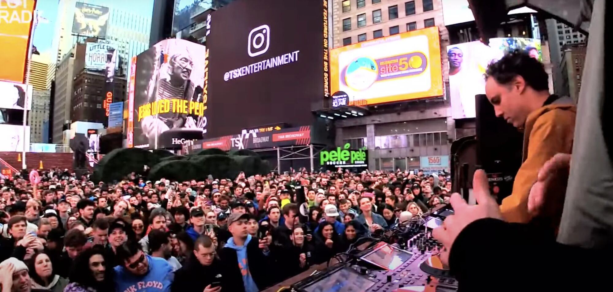 Thousands gather in Times Square for the pop-up set